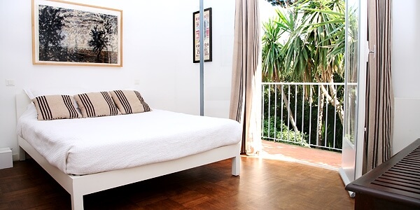 Une-belle-chambre-de-la-maison-moderne-avec-des-oreillers