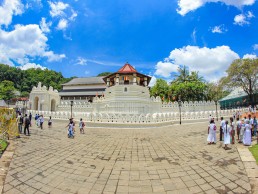 the i-escape blog / A honeymoon tour of Sri Lanka and the Maldives / Temple of the Tooth in Kandy